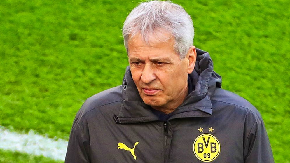 epa08881610 (FILE) - Dortmund head coach Lucien Favre reacts ahead of the German Bundesliga soccer match between Borussia Dortmund and VfB Stuttgart in Dortmund, Germany, on December 12, 2020 (issued on December 13, 2020 ).  Borussia Dortmund coach Lucien Favre has been fired by the German Bundesliga soccer club, German media reported on December 13, 2020. EPA / FOCKE STRANGMANN CONDITIONS - ATTENTION: DFL regulations prohibit any use of photographs as image sequences and / or quasi-video.