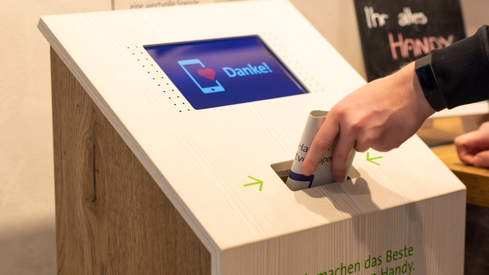 Une telle box de « Mobile Aid » est disponible dans chaque Swisscom Shop. En 2020, la population suisse a fait don de 90 000 vieux téléphones portables.