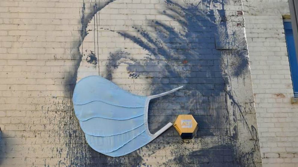 Banksy und Corona. <div><br></div>Das Wandgemälde «Das Mädchen mit dem Perlenohrring» in Bristol, das von Banksy stammen soll, hat als Reaktion auf die Coronavirus-Pandemie eine Gesichtsmaske bekommen.