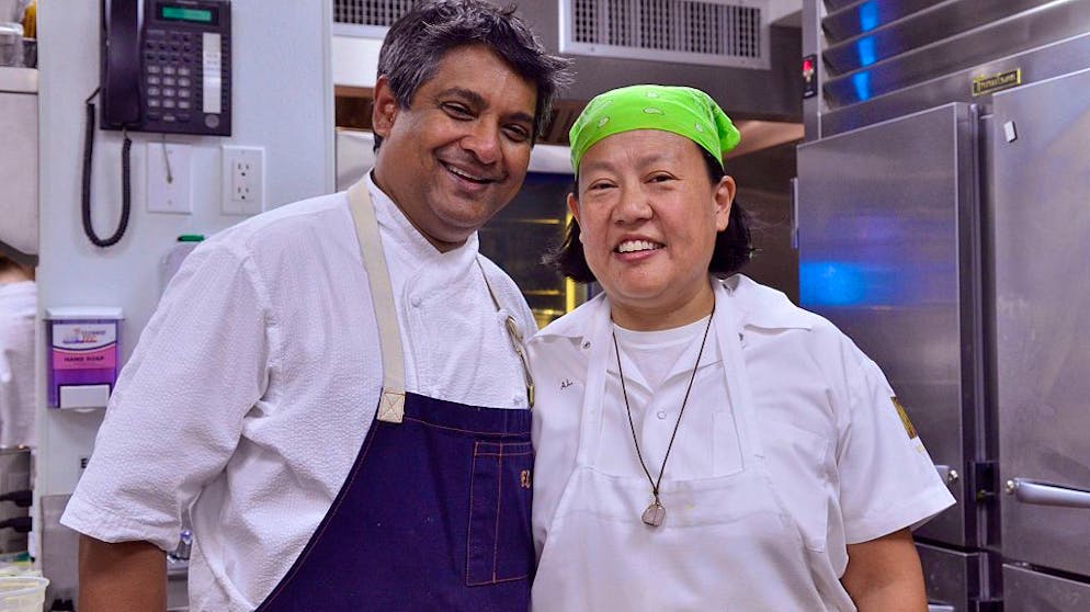 Diese Stars hat Corona getroffen. Ein weiteres Todesopfer: Der «Top Chef Masters» Floyd Cardoz (l.) wurde nur 59 Jahre alt.