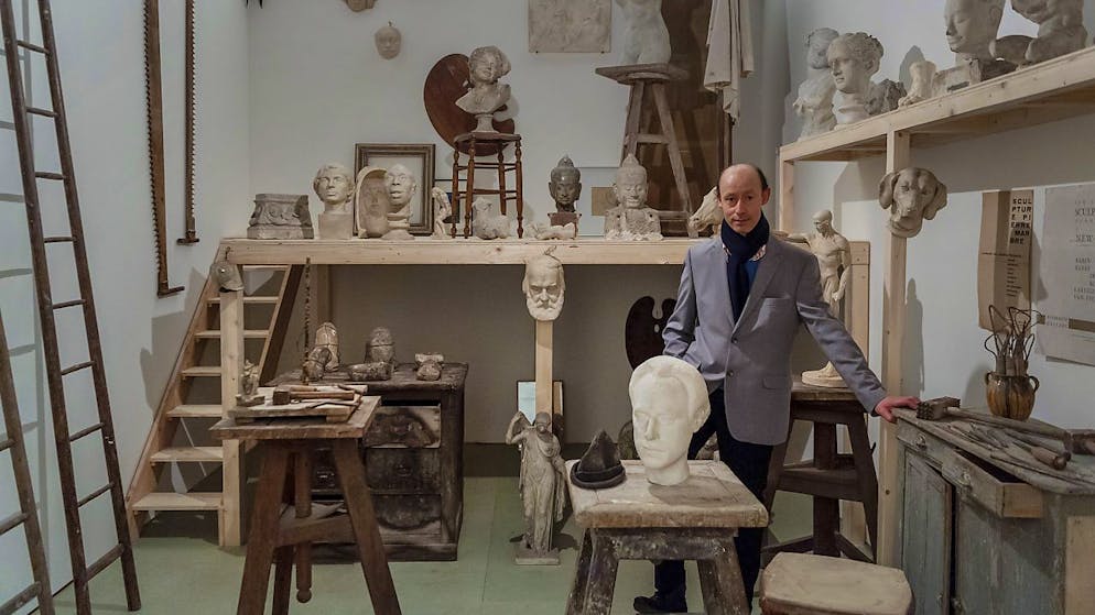 Blick in das nachgebaute Atelier von Andre Almo del Debbio mit seinem Sohn Christophe-Emanuel del Debbio in der Ausstellung ""Impasse Ronsin. Mord, Liebe und Kunst im Herzen von Paris" im Museum Tinguely Basel.
