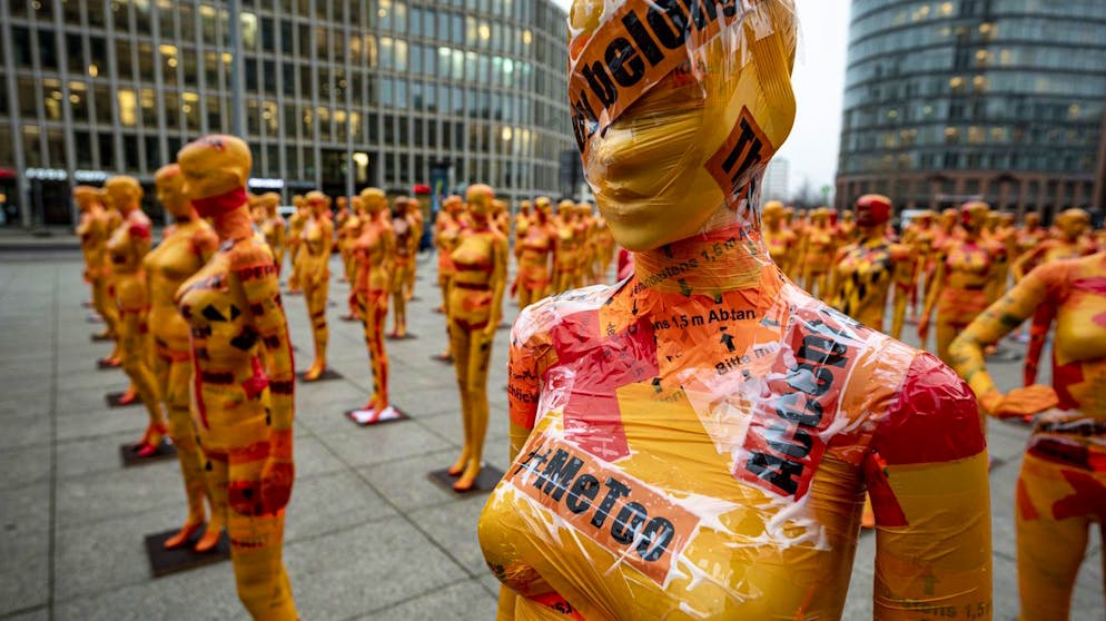 10.12.2020, Berlin: Eine Schaufensterfigur mit einem Klebeband mit der Aufschrift