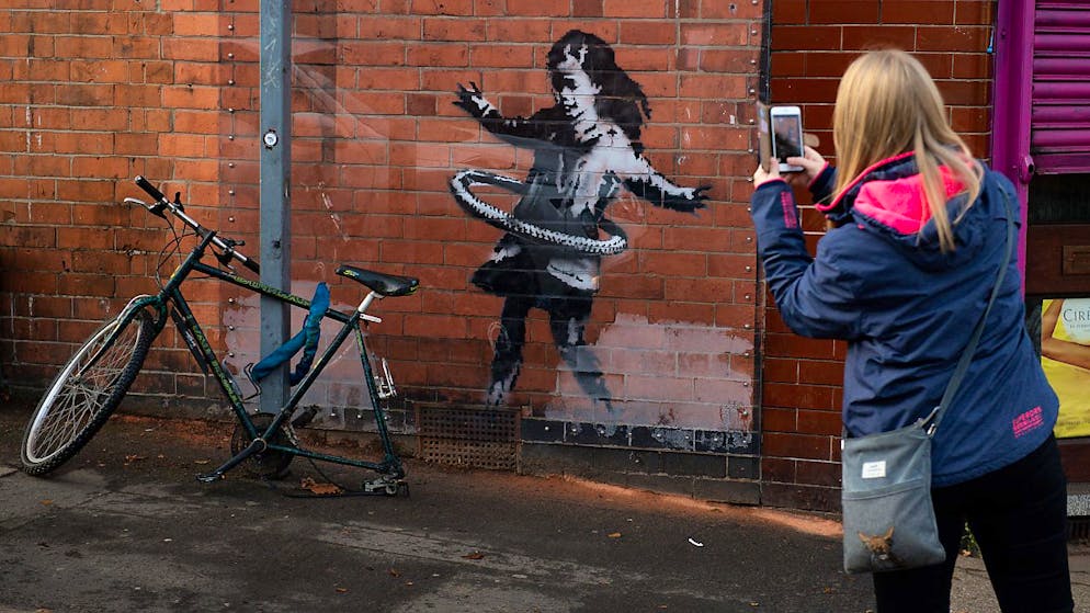 Banksy und Corona. Corona und der Umgang mit der Krise – auch in den Kunstwerken von Banksy spiegeln sich die Herausforderungen dieses Jahres deutlich wider: In Nottingham tauchte etwa an einer Hauswand ein Bild eines Mädchens auf, das mit einem Fahrradreifen Hula-Hoop spielt.