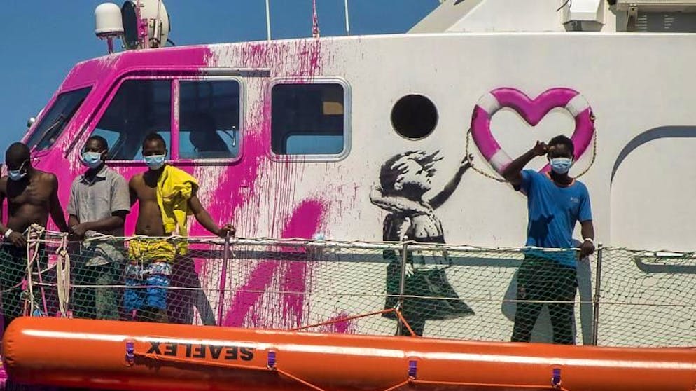 Banksy und Corona. Banksys sozialkritische Bilder wirken oft wie eine Mahnung, sind aber auch von hoffnungsvollem Humanismus geprägt, wie das Mädchen auf dem Rettungsschiff «Louise Michel».