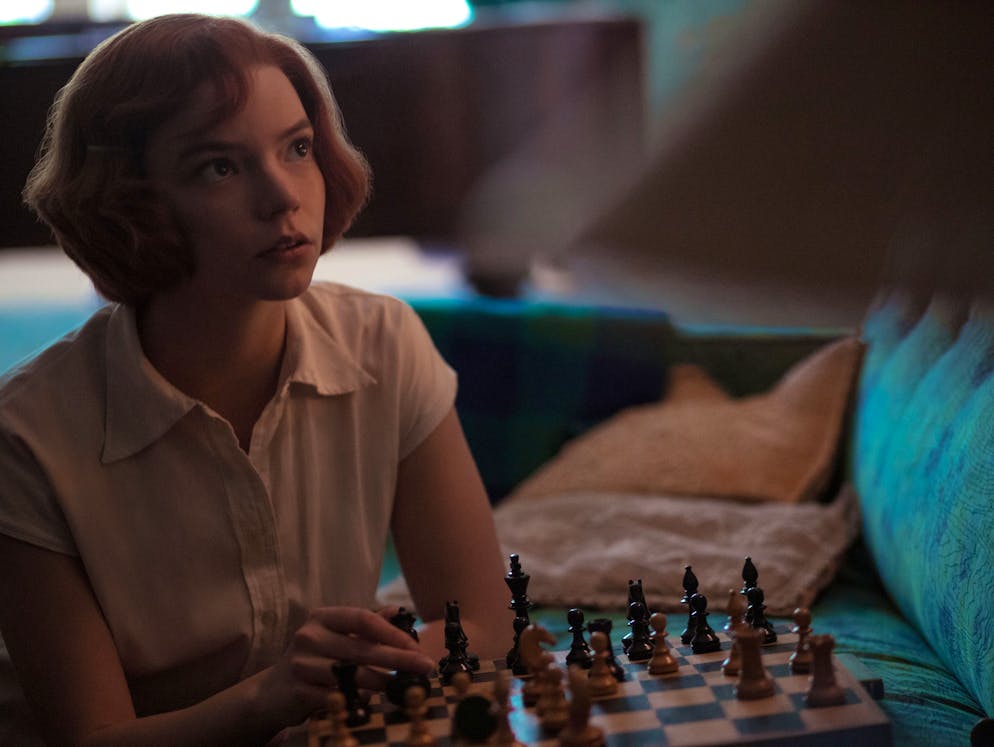 THE QUEEN’S GAMBIT (L to R) ANYA TAYLOR-JOY as BETH HARMON in episode 105 of THE QUEEN’S GAMBIT Cr. PHIL BRAY/NETFLIX © 2020