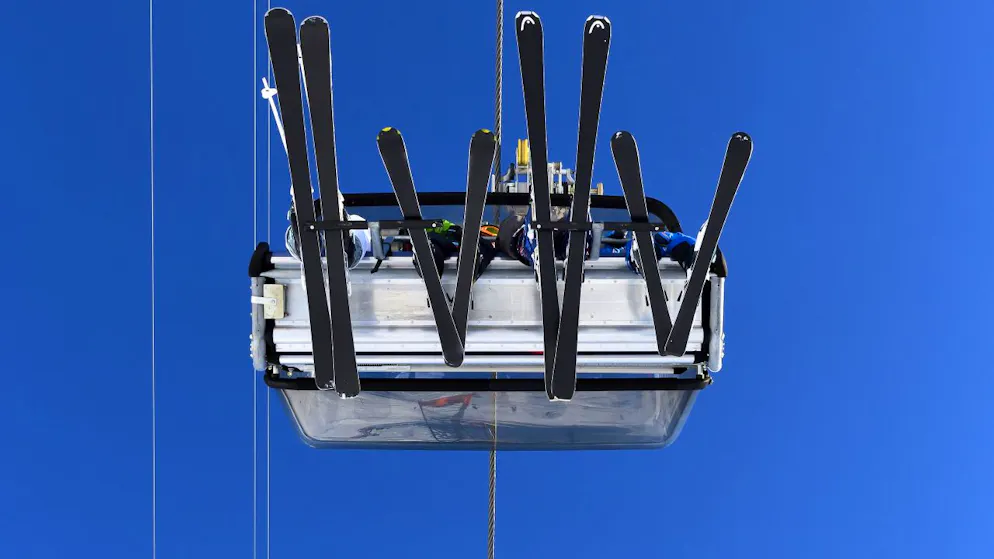 Trotz geschlossenem Bügel. Kind fällt von Walliser Sessellift fünf Meter in die Tiefe