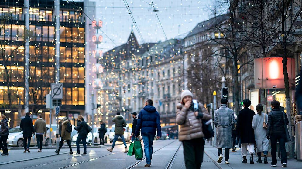 Immer mehr Zürcher KMUs befürchten, die Corona-Pandemie nicht zu überleben. Im Bild die Zürcher Bahnhofstrasse. (Archivbild)