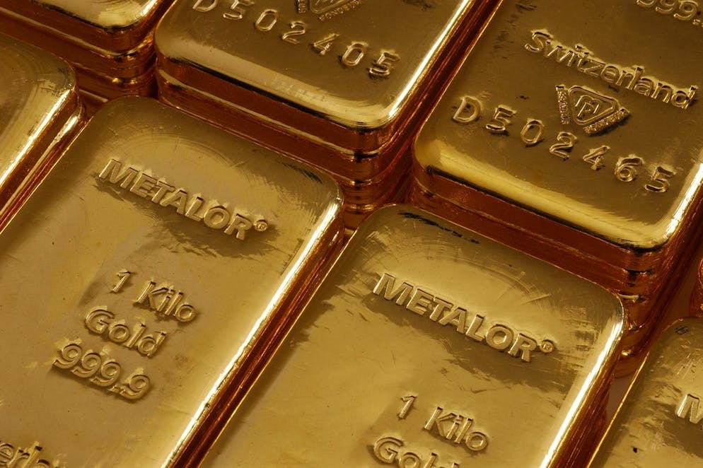 Des lingots de d'or photographies chez Metalor Technologies International SA en mars 2005, a Neuchatel.L'entreprise Metalor Technologies International SA a realise un chiffre d«affaire de 270,4 millions de francs en 2004, en croissance de 2 % par rapport a l«annee precedente. Le resultat d«exploitation du groupe se monte ? 17,3 millions de francs. En 2003, il s«?levait ? 2,1 millions de francs, a indique ce mardi 05 avril 2005, le groupe domicilie a Neuchatel. Le bon resultat pour 2004 est imputable au redressement des divisions Watch and Jewelry et Electronics. Celles-ci enregistrent une progression de 11 % de leur chiffre d«affaires ? 42,7 millions de francs, respectivement 68,2 millions de francs. Les 19 societes du groupe Metalor employaient 1290 collaborateurs a la fin de 2004.(KEYSTONE/Sandro Campardo)