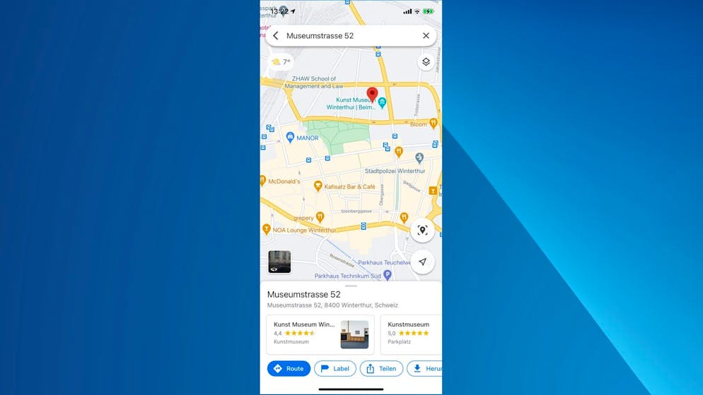 In der Google-Maps-App berührt man einfach einen Punkt auf der Karte, um diesen als Startpunkt festzulegen. Dann geht man unten auf die Beschreibung dieses Orts und zieht sie nach oben.