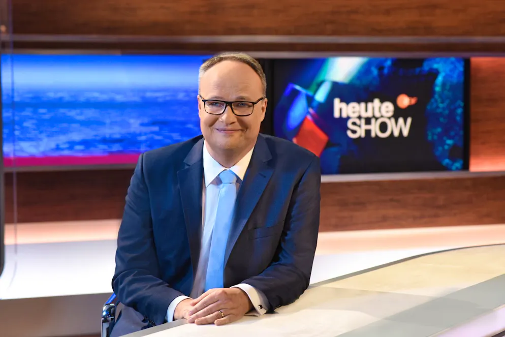 So viel verdienen die Aushängeschilder beim ZDF und bei SRF. Platz drei geht an «heute show»-Moderator und Sport-Experte  Oliver Welke. Bis Ende 2023 bekam er rund 1,18 Millionen Euro pro Jahr.