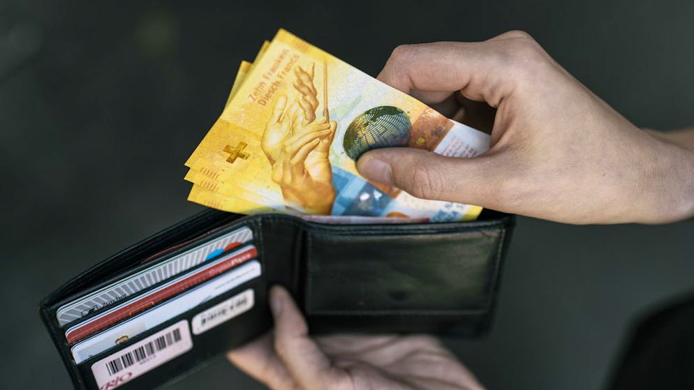 A person takes a few ten Swiss franc bills out of a wallet, pictured in Zurich, Switzerland, on October 18, 2017. (KEYSTONE/Christian Beutler)
Eine Person entnimmt einige zehn Franken Banknoten aus einem Portemonnaie, aufgenommen am 18. Oktober 2017 in Zuerich. (KEYSTONE/Christian Beutler)
