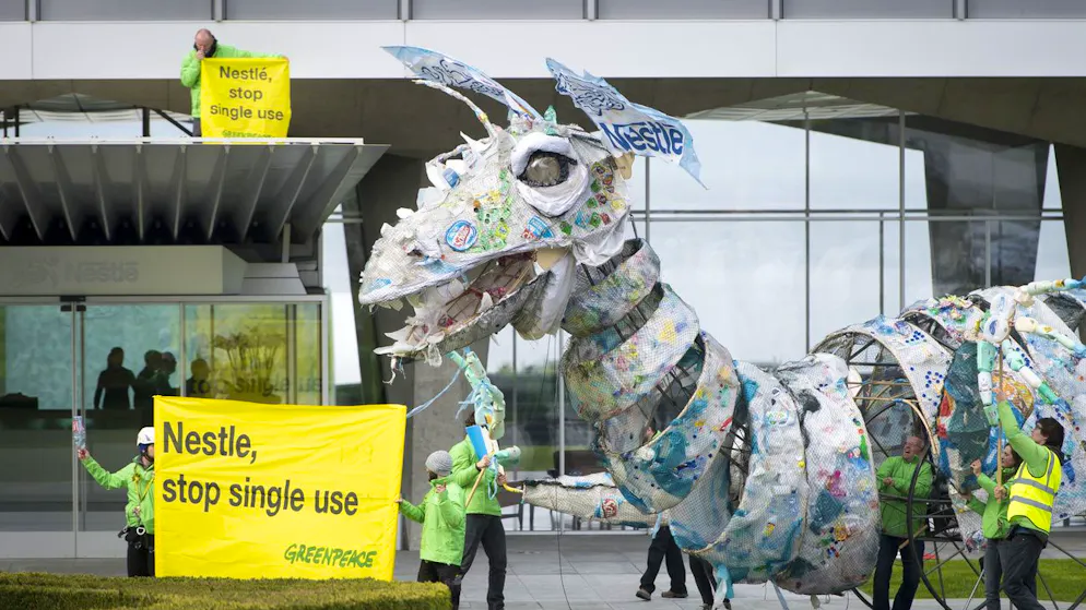 Umwelt. Nestlé ist laut Greenpeace der drittgrösste Plastikverschmutzer