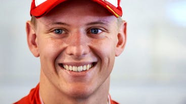 ARCHIV - 09.09.2018, Rheinland-Pfalz, Nürburg: Mercedes-Pilot Mick Schumacher steht in der Box. (zu dpa 
