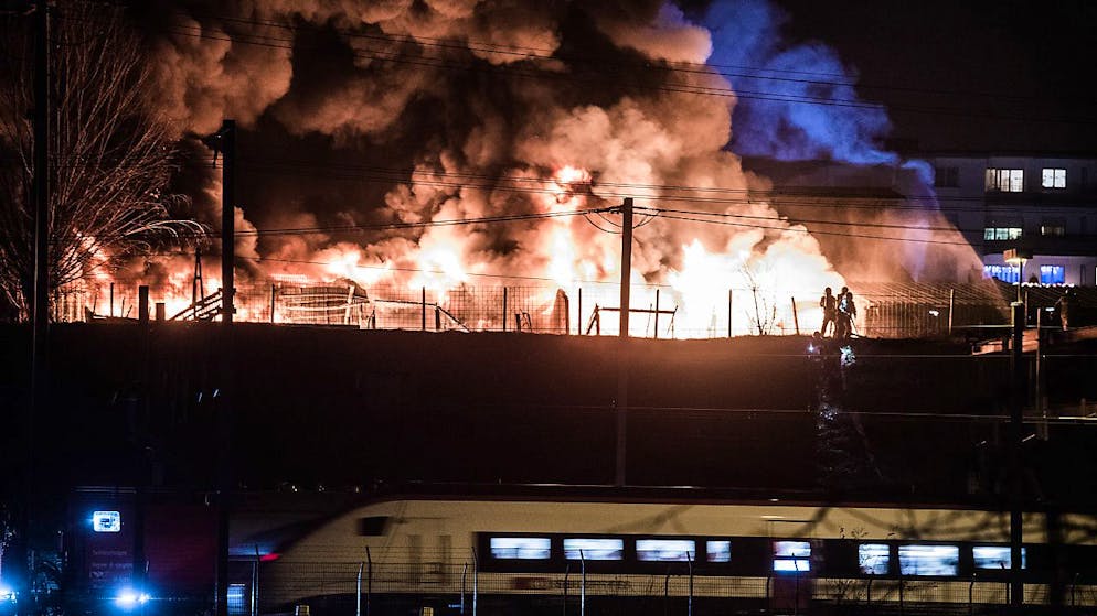 Les pompiers sont intervenus en force pour éteindre l'incendie d'un dépôt de pneus à Mendrisio.