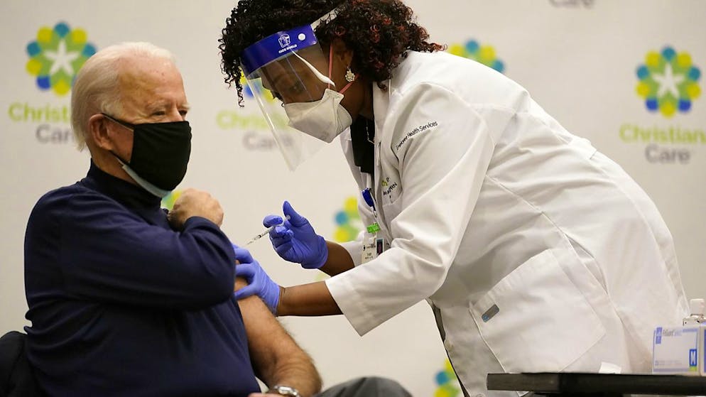 Le président américain élu Joe Biden s'est fait vacciner contre le coronavirus ainsi que sa femme.