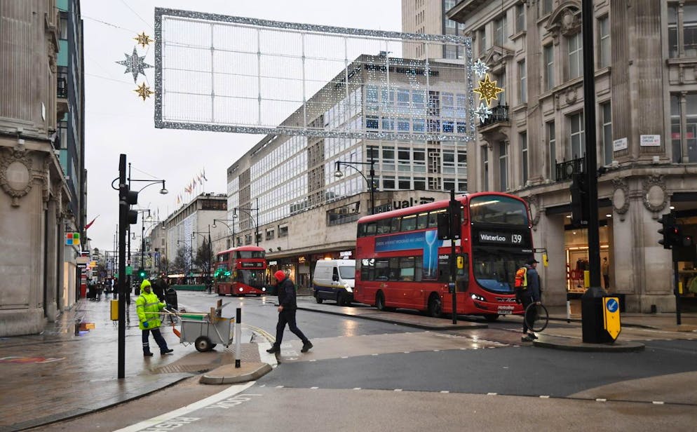 epa08897945 A deserted Oxford street in London, Britain, 21 December 2020. Tougher tier four coronavirus restrictions in London and parts of south east and England have come into force on 20 December. EPA/FACUNDO ARRIZABALAGA