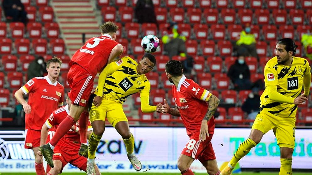 epa08892705 Marvin Friedrich (3-L) of Union in action against Manuel Akanji (3-R) of Dortmund during the German Bundesliga soccer match between 1. FC Union Berlin and Borussia Dortmund in Berlin, Germany, on 18 December 2020. EPA / ANNEGRET HILSE / POOL CONDITIONS - ATTENTION: DFL regulations prohibit any use of photographs as image sequences and / or quasi-video.