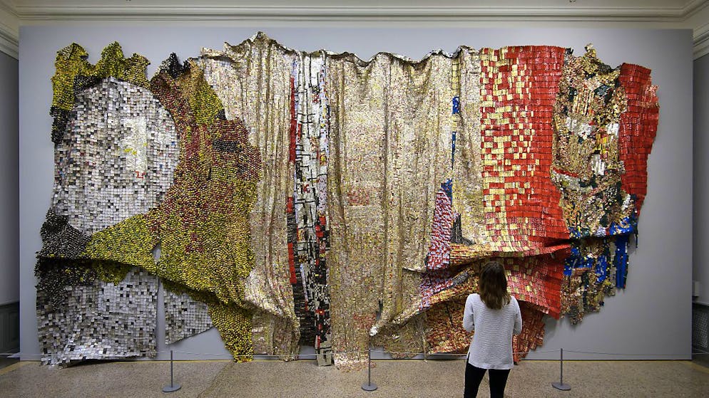 Eine Besucherin der Berner Al Anatsui-Ausstellung vor dem nun vom Kunstmuseum angekauften Werk. (Archivbild)