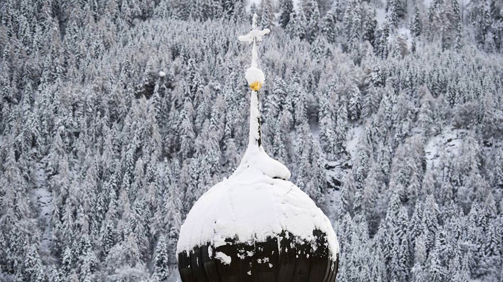 Kirchturm in Valens SG Anfang Dezember: Auch an Weihnachten fällt in Teilen der Schweiz Schnee.