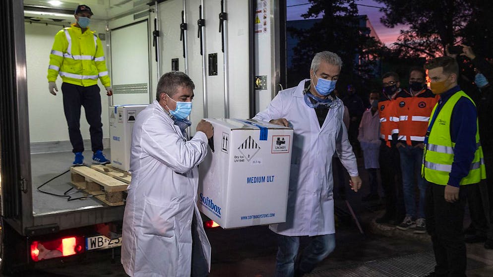 Les premières doses de vaccin sont également arrivées en Grèce (photo) où les vaccination devraient également commencer dimanche.