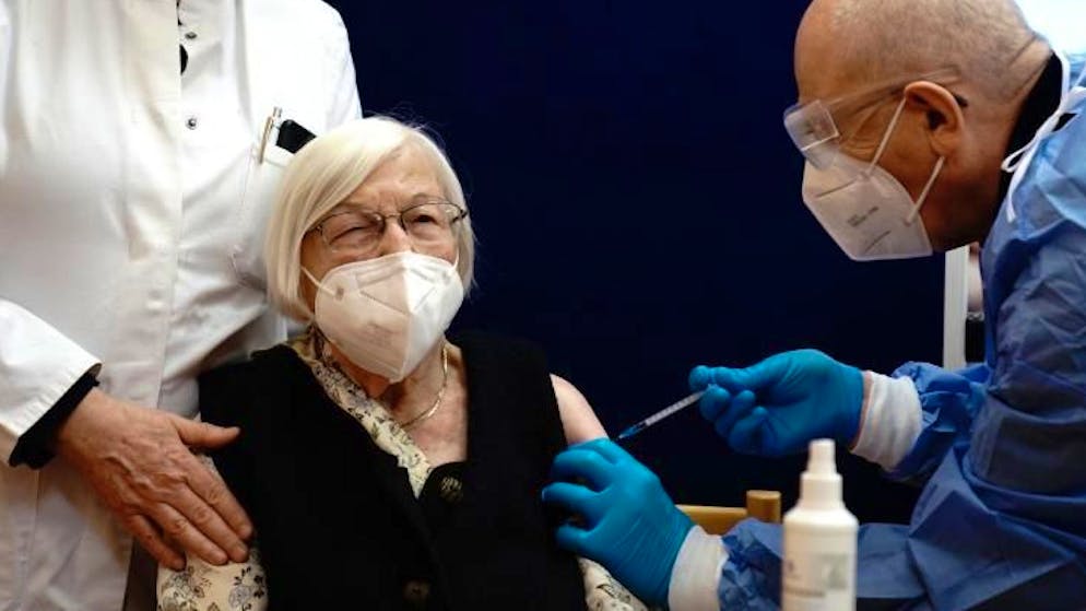 In Berlin haben die Impfungen gegen das Coronavirus begonnen. In einem Pflegeheim in Berlin-Steglitz bekam diese 101 Jahre alte Seniorin eine Spritze mit dem Impfstoff.