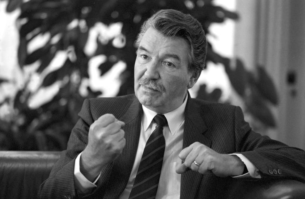 Bundesrat Rene Felber waehrend eines Gespraechs, undatierte Aufnahme. Felber war von 1987 bis 1993 im Bundesrat. (KEYSTONE/Karl-Heinz Hug)