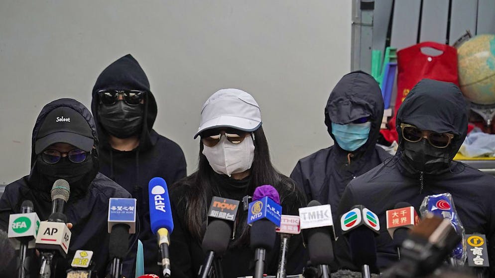 Proches des activistes détenus lors d'une conférence de presse à Hong Kong. Seules les familles étaient autorisées à demander la permission d'assister au procès. Mais pour cause d'épidémie, les habitants de Hong Kong ne peuvent entrer actuellement en Chine continentale.