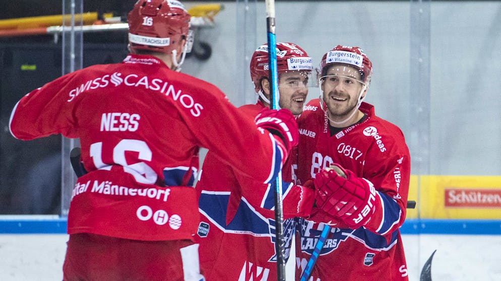 Rapperswils Martin Ness, Rapperswils Sandro Forrer and Rapperswils Kay Schweri, left to right, cheered at the National League ice hockey game between Rapperswil Jona Lakers and HC Lugano on Monday, December 28, 2020, at the St. Galler Kantonalbank Arena in Rapperswil.  (KEYSTONE / Alexandra Wey)