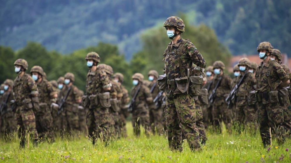 Soldaten mit Schutzmasken bei der Fahnenabgabe des Infateriebataillons 65 der Schweizer Armee, am Dienstag, 16. Juni 2020, in Walenstadt. Das Bataillon beendet heute als letztes der Schweizer Armee den Assistenzdienst im Rahmen der Coronavirus-Pandemie. (KEYSTONE/Pool/Gian Ehrenzeller)