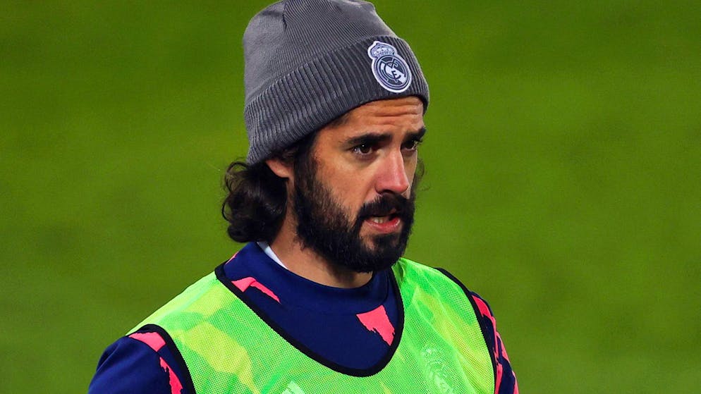 epa08901528 Real Madrid's 'Isco' Alarcón warms up during a Spanish LaLiga soccer match between Real Madrid and Granada CF at the Alfredo Di Stefano stadium in Madrid, Spain, December 23, 2020. EPA / JuanJo Martin