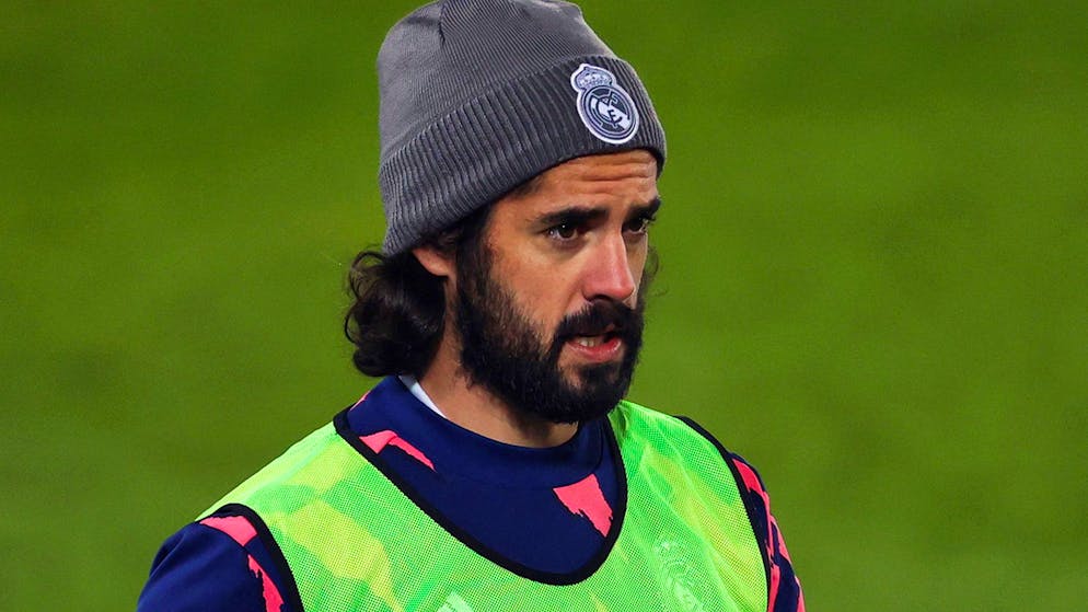 epa08901528 Real Madrid's 'Isco' Alarcon warms up during a Spanish LaLiga soccer match between Real Madrid and Granada CF at Alfredo Di Stefano stadium in Madrid, Spain, 23 December 2020. EPA/JuanJo Martin