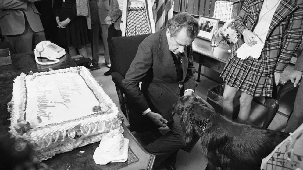 Richard Nixon gibt seinem Hund King Timahoe 1974 ein Stück von seiner Geburtstagstorte ab. 
