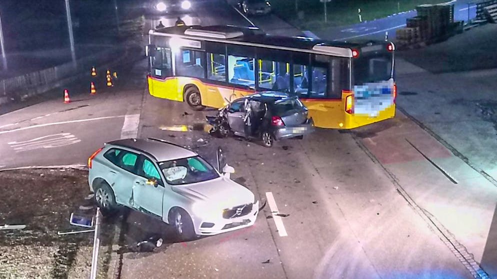 Postauto und zwei Autos in Unfall verwickelt – zwei Verletzte