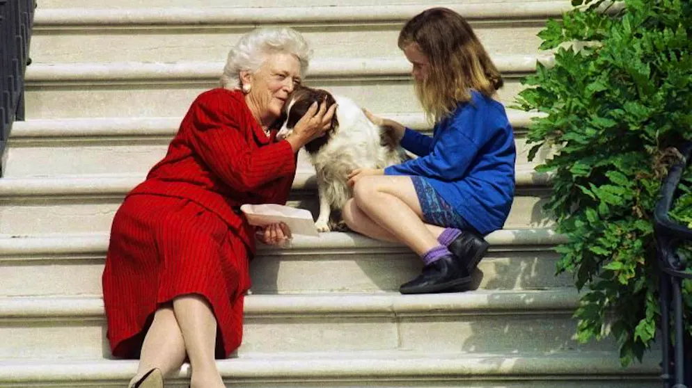 First Lady Barbara Bush (l.) 1991 mit ihrer Enkelin Barbara und Hund Millie auf den Stufen des Weissen Hauses.