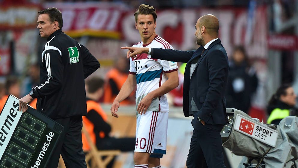 (GERMANY OUT) 02.05.2015, Fussball, Saison 2014/15, 1. Bundesliga, 31. Spieltag,Bayer 04 Leverkusen - FC Bayern München 2:0Trainer Pep Guardiola (Bayern Muenchen), re., bringt Lukas Görtler (Bayern München) (Photo by Team 2 Sportphoto/ullstein bild via Getty Images)