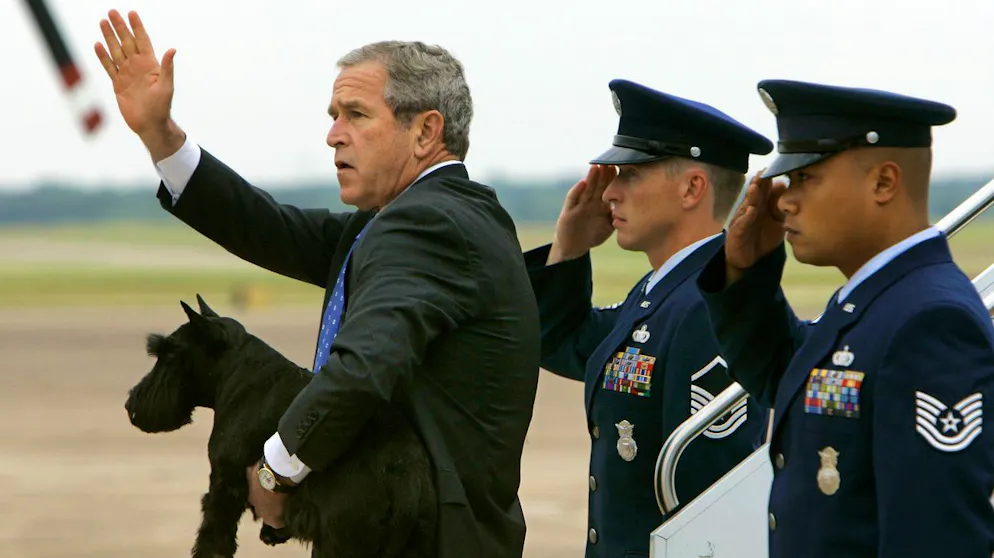 George W. Bush trägt 2005 seinen geliebten Hund Barney in Waco, Texas,  aus der Air Force One. 
