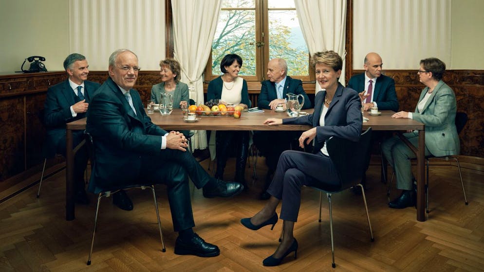Die offiziellen Bundesratsfotos der letzten Jahre. Bundesrat Didier Burkhalter, Bundesrat Johann Schneider-Ammann, Bundesrätin Eveline Widmer-Schlumpf, Bundesrätin Doris Leuthard, Bundesrat Ueli Maurer, Bundespräsidentin Simonetta Sommaruga, Bundesrat Alain Berset und Bundeskanzlerin Corina Casanova (von links) posieren für das offizielle Bundesratsfoto 2015 im Bundeshaus in Bern.