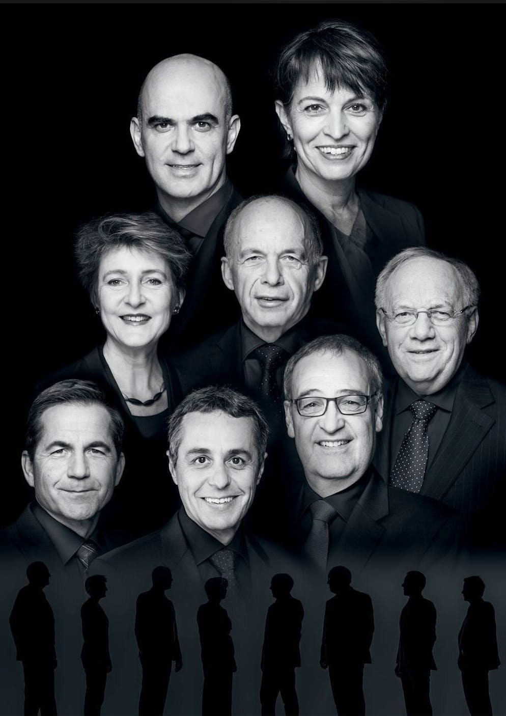 Die offiziellen Bundesratsfotos der letzten Jahre. Das Bundesratsfoto mit den Bundesräten Alain Berset, Doris Leuthard (Bundespräsidentin 2017), Simonetta Sommaruga, Ueli Maurer, Johann Schneider-Ammann, Bundeskanzler Walter Thurnherr, Iganzio Cassis und Guy Parmelin (von oben links nach unten rechts).