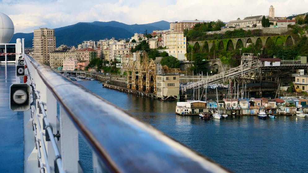 Kreuzfahrt-Schiffe. Auf Augenhöhe mit den Bewohnern: Die «Costa NeoRiviera» im Hafen von Savona im Dezember 2020.