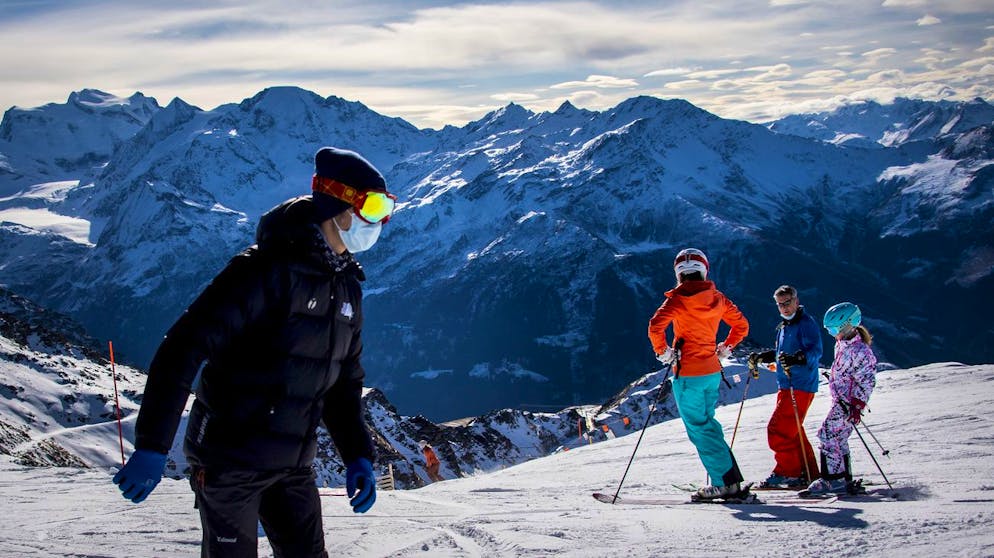 Des skieurs portant des masques de protection profitent de skier sur une piste du domaine skiable valaisan pendant la crise du Coronavirus (Covid-19) le samedi 28 novembre 2020 a Verbier. La Suisse est actuellement sous pression europeenne autour de l'ouverture des stations de ski. La France va instaurer un isolement de sept jours pour ses citoyens qui tenteront d'aller skier a l'etranger pendant les Fetes. (KEYSTONE/Jean-Christophe Bott)