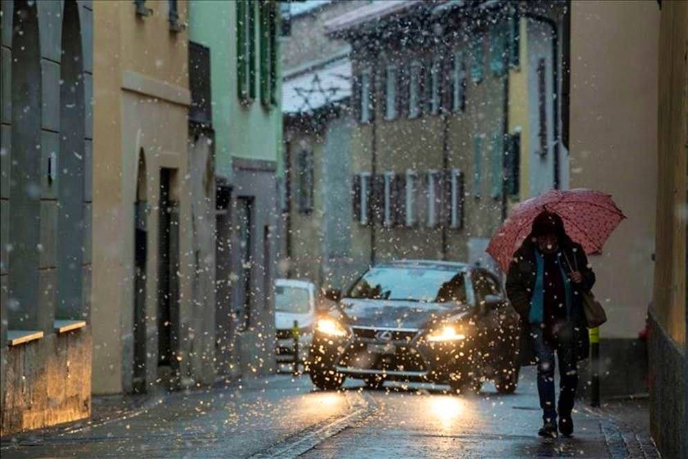 Les chutes de neige devaient diminuer dès vendredi soir et se transformer en pluie au-dessus de 800 mètres.