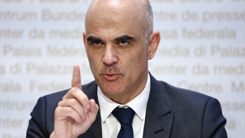 Bundesrat Alain Berset spricht waehrend einer Medienkonferenz des Bundesrates zur aktuellen Lage im Zusammenhang mit dem Coronavirus, am Freitag, 4. Dezember 2020, in Bern. (KEYSTONE/Peter Klaunzer)