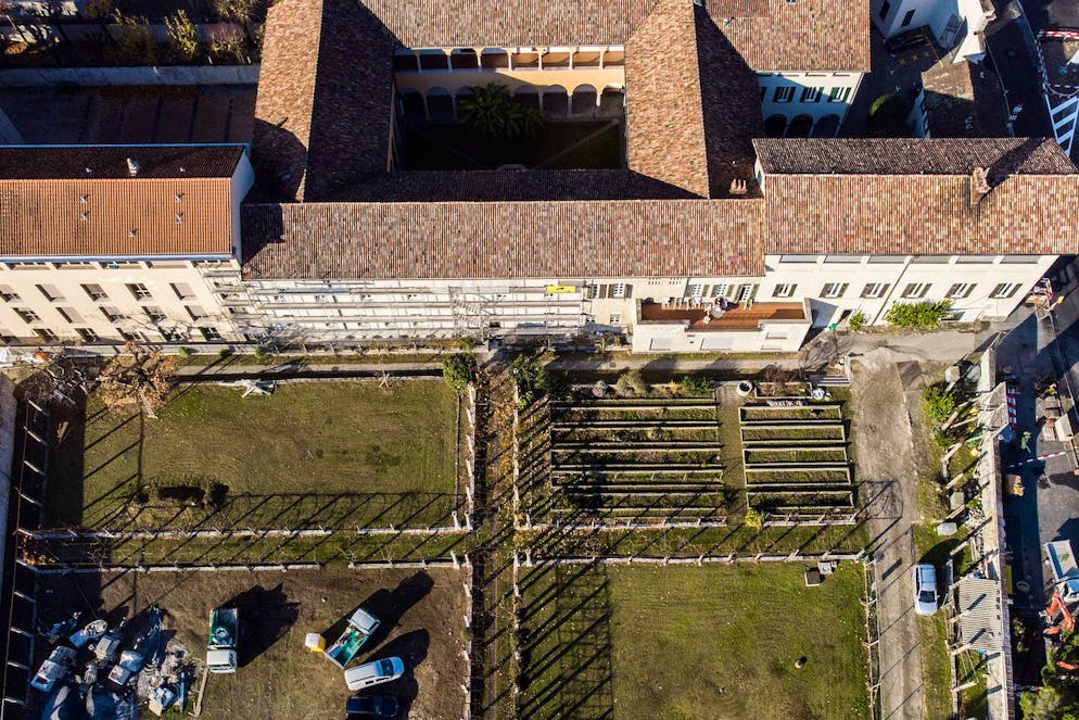 Una veduta panoramica aerea sul Collegio Papio di Ascona con i giardini dell'istituto