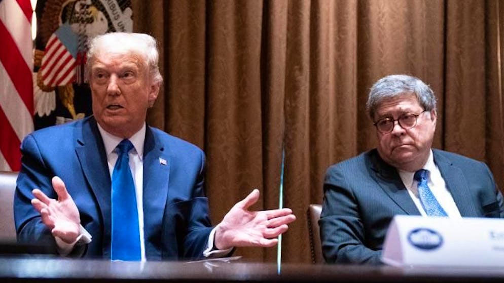 Justizminister William Barr (rechts) war lange ein treuer Verbündeter von US-Präsident Donald Trump. Jetzt will er angeblich hinwerfen. (Archiv)