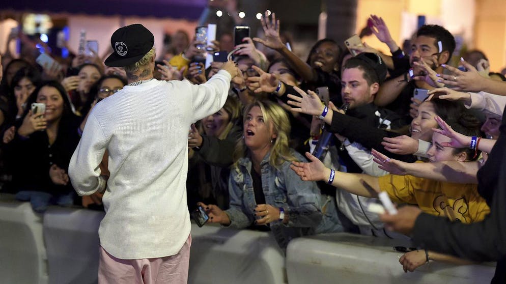 Justin Bieber arrives at the Los Angeles premiere of