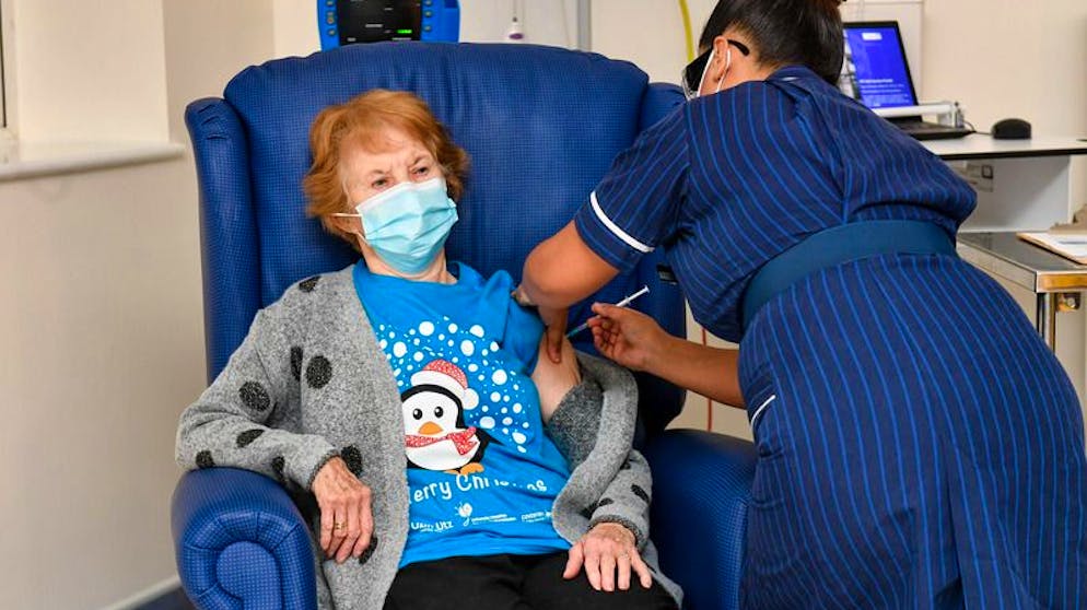 Keenan bekommt im Universitätskrankenhaus Coventry von der Krankenschwester May Parsons den Pfizer/BioNtech-Impfstoff gegen das Coronavirus.