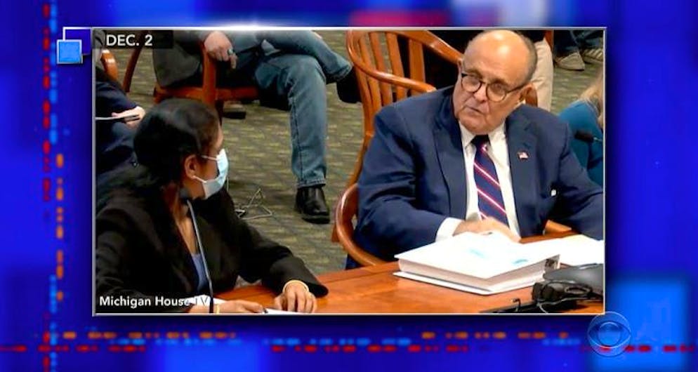 Rudy Giuliani demande à une témoin si elle peut enlever son masque pour qu’il puisse mieux la comprendre. Elle préfère le garder. Et à juste titre, comme nous le savons désormais.