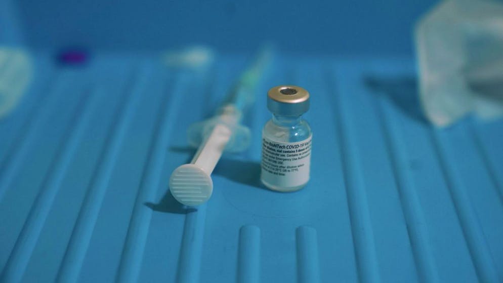 Chi ha «una significativa storia clinica» di allergie alle spalle dovrebbe evitare il vaccino anti-Covid di Pfizer/Biontech.