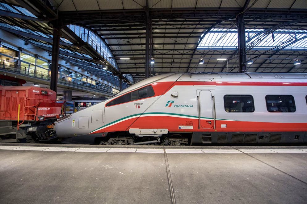 Der Unfallzug steht im Bahnohof Luzern, am Montag, 27. Maerz 2017. Seit dem fruehen Morgen ist der Bahnhof Luzern wieder geoeffnet, die Zuege Fahren wieder und die Zugpassagiere erhalten von SBB-Angestellten als Entschuldigung Schokoladenherzen geschenkt. Im Bahnhof Luzern war am fruehen Mittwochnachmittag ein Eurocity-Neigezug bei der Ausfahrt entgleist. Ein Wagen kippte zur Seite. Wegen des Unfalls war der Bahnhof ueber das ganze Wochenende nicht befahrbar. (KEYSTONE/Urs Flueeler)