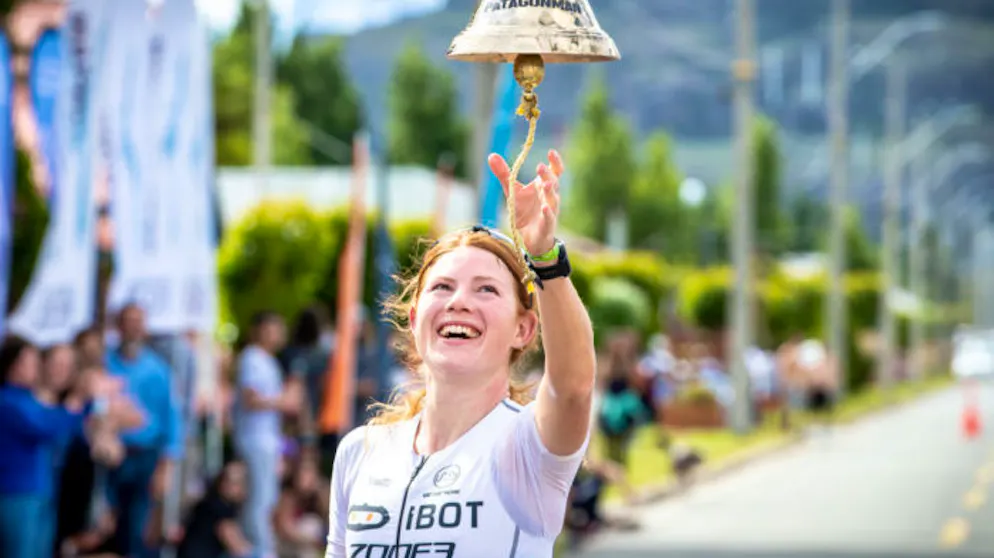 Flora Colledge gewinnt den Patagonman 2019 in Chile. Das Rennen gehört zur «Extreme Triathlon»-Serie: Es besteht aus 3,8 km Schwimmen in 10 Grad kaltem Wasser, 180 km Radfahren und einem Marathon über 42,2 km.